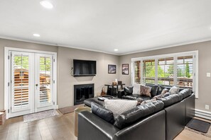 TV, fireplace - Aspen Condo 1.5 Blocks to Town. Balcony. Outdoor Pool. Sleeping Den w/Sofa Bed, 3 Bathrooms, Gas FP (Aspen)