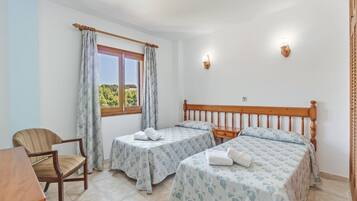 1 dormitorio, tabla de planchar con plancha, wifi gratis y ropa de cama