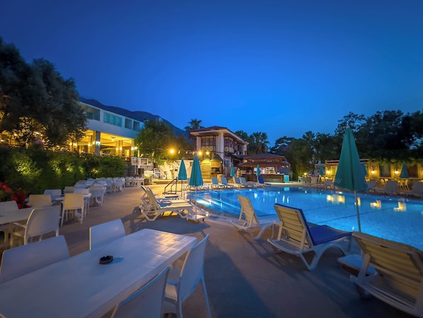 Sæsonbestemt udendørs pool, åben fra kl. 10.00 til kl. 18.00, parasoller