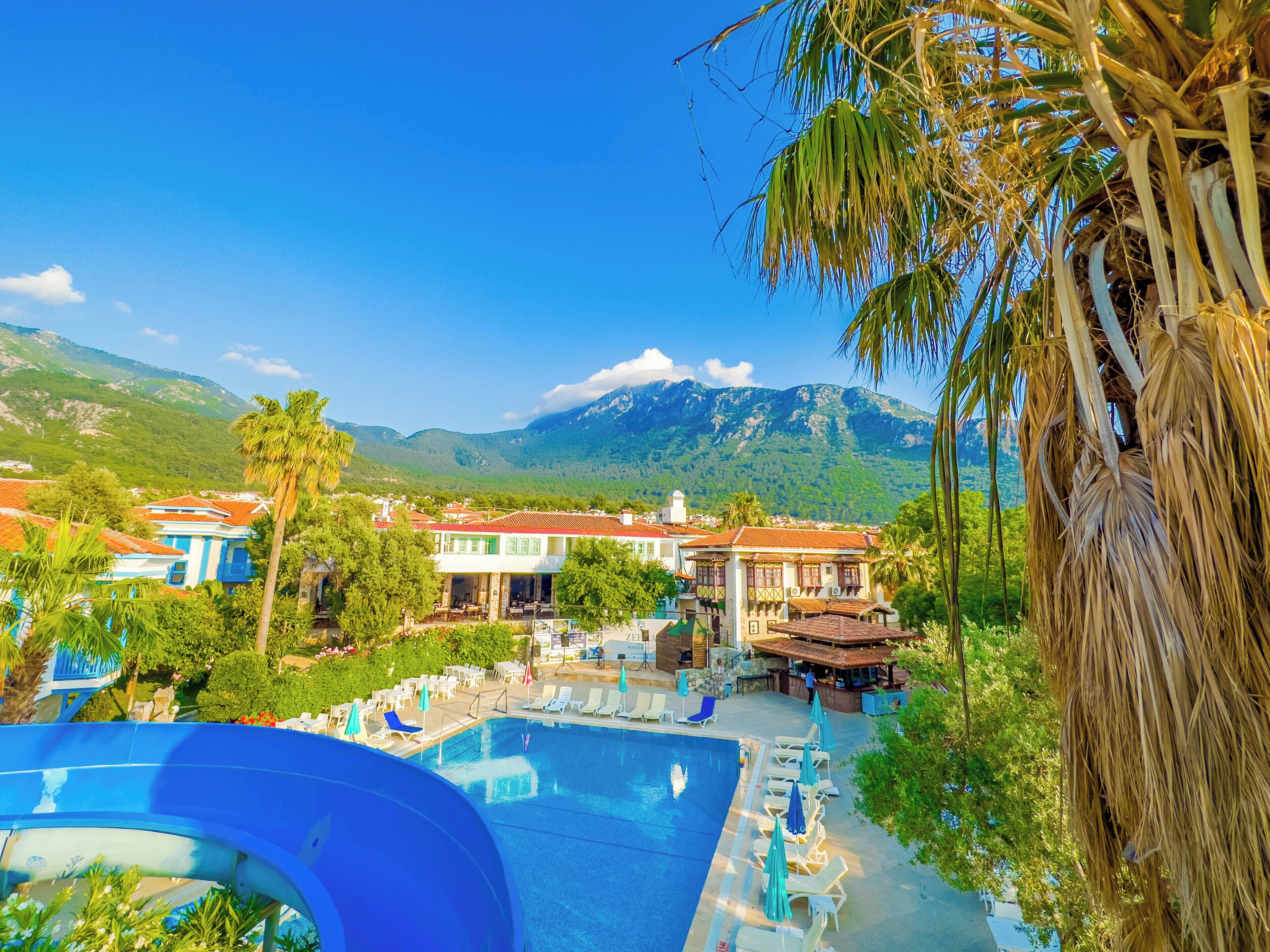 Een seizoensgebonden buitenzwembad en parasols bij het zwembad