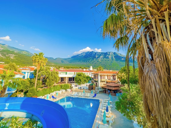 Alberca al aire libre por temporada y sombrillas en la alberca