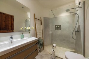 Shower, hair dryer, towels