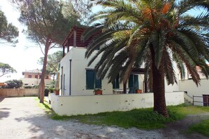 Property grounds - Holiday Apartment "Golden River 6" in Excellent Location with Sea View (Marina di Campo)