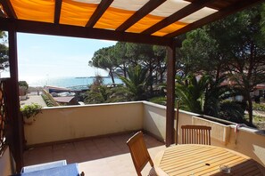 Outdoor dining - Holiday Apartment "Golden River 6" in Excellent Location with Sea View (Marina di Campo)