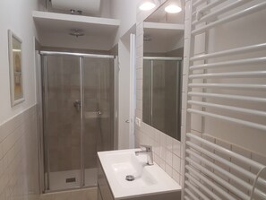 Shower, hair dryer, towels - Holiday Apartment "Golden River 1" with Italian Charm (Marina di Campo)