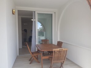 Outdoor dining - Holiday Apartment "Golden River 1" with Italian Charm (Marina di Campo)