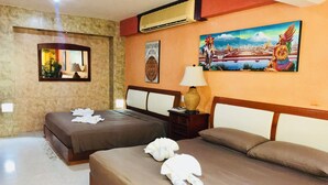Hotelkamer met twee bedden, een nachtkastje met een lamp, een wandairconditioner en een schilderij van een cultureel tafereel.