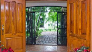 Habitación, 1 habitación, para fumadores, patio | Entrada de la propiedad
