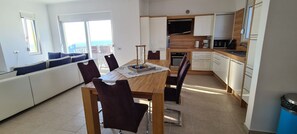 ヴィラ 2 ベッドルーム バルコニー オーシャンビュー | リビングルーム | テレビ