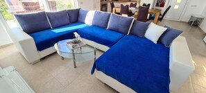 Villa, 2 habitaciones, balcón, vista al océano | Sala de estar | Televisión 