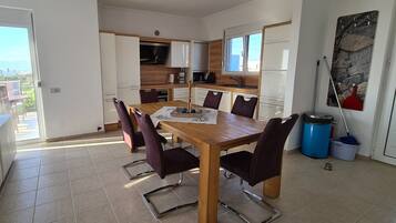 Vila, 2 quartos, sacada, vista para o oceano | Parte interna