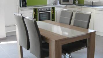 Villa, 2 Bedrooms, Private Pool, Garden View | Dining