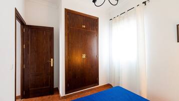 2 bedrooms, iron/ironing board, free WiFi, bed sheets