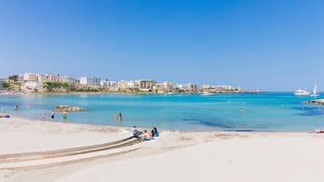 Una spiaggia nelle vicinanze
