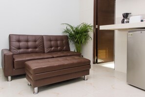 Room, 1 Bedroom, Smoking | Living area