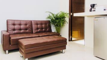 Room, 1 Bedroom, Smoking | Living area