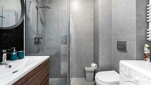 Comfort Apartment (Garden Gates 215) | Bathroom | Shower, towels, toilet paper