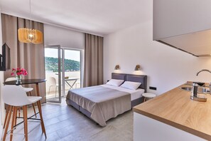 Premium bedding, individually furnished, soundproofing, free WiFi - Magic Box (Utjeha)