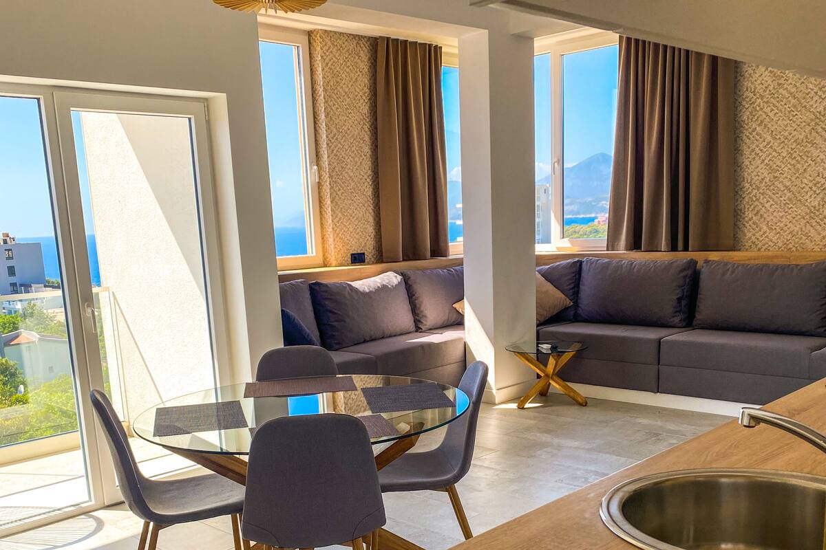 Apartamento Deluxe | Zona de estar | Televisión de 92 cm con canales por cable