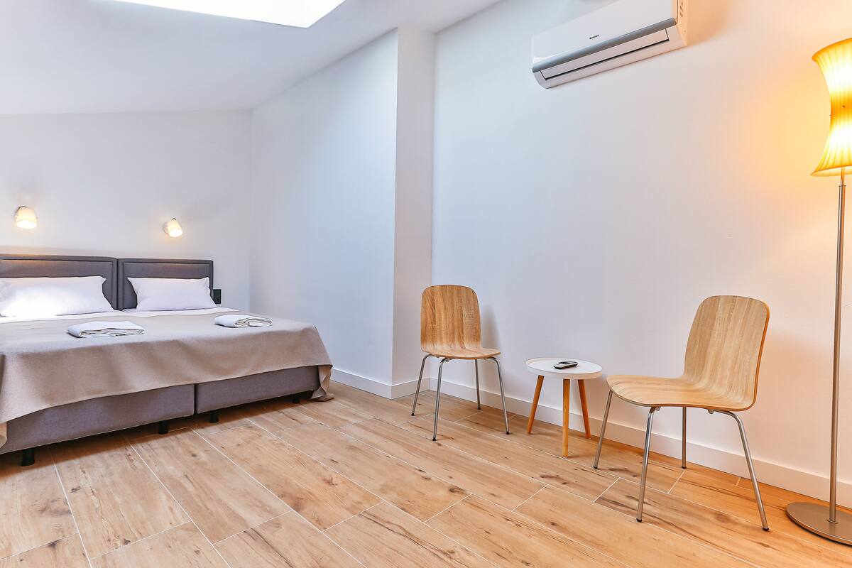 Ropa de cama de alta calidad, sistema de insonorización, wifi gratis