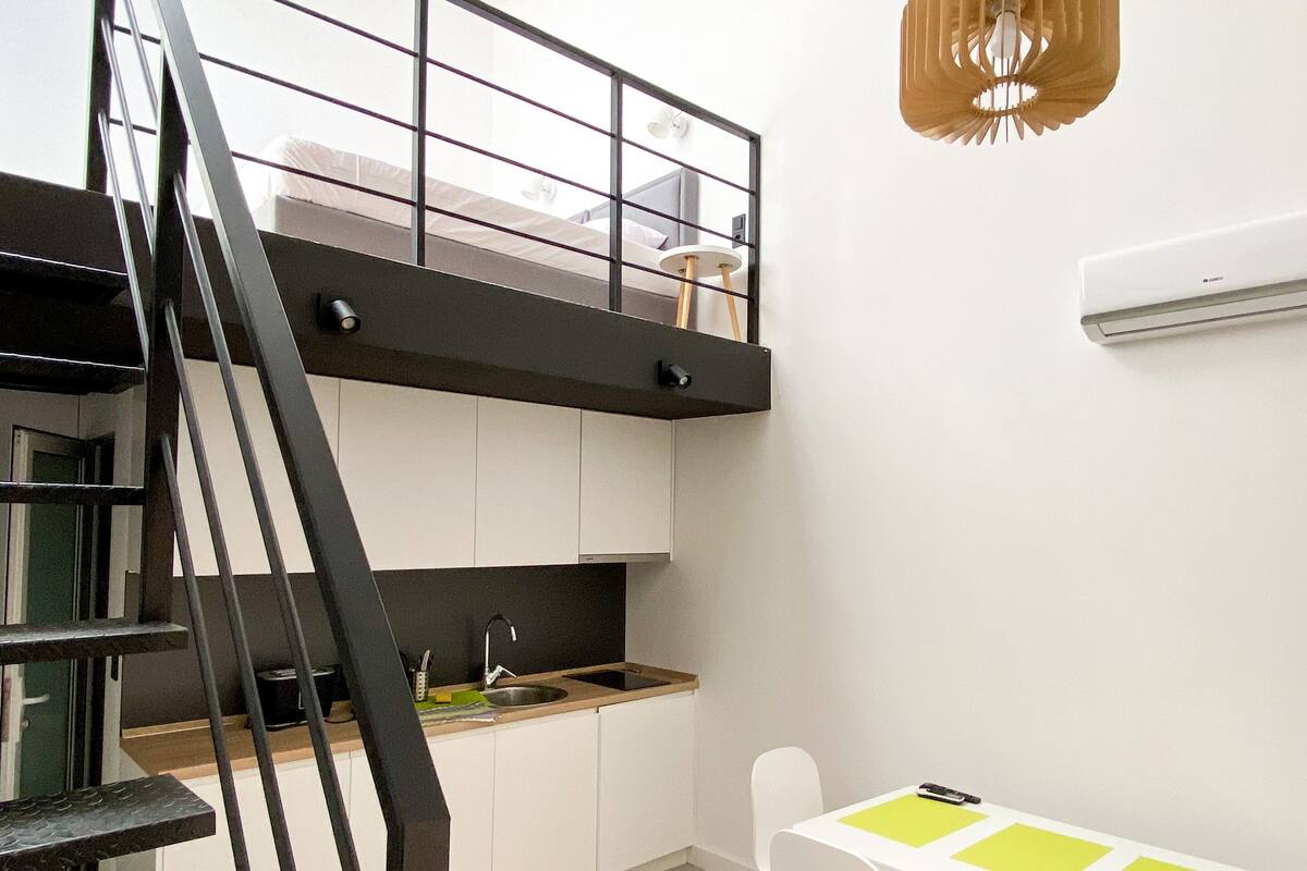 1 yatak odası, kaliteli yatak takımı, ayrı ayrı döşenmiş, ses yalıtımı