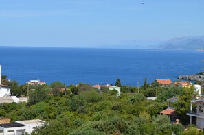 Beach nearby, white sand - Magic Box (Utjeha)