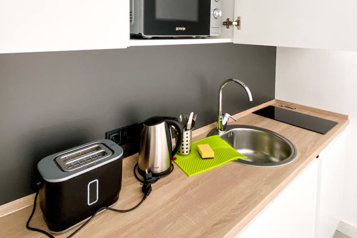 Buzdolabı, elektrikli su ısıtıcısı, temizlik malzemeleri