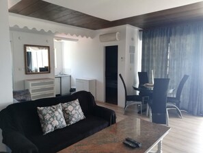 Leilighet (Three Bedroom Apartment with Sea View) | Oppholdsrom | TV