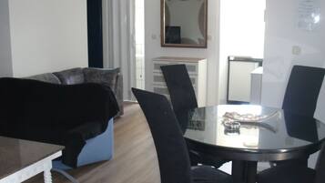 Apartment (Three Bedroom Apartment with Sea View) | Essbereich im Zimmer