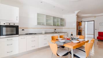 Kühlschrank, Ofen, Herdplatte, Hochstuhl