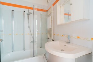 Badewanne, Haartrockner, Handtücher