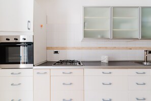 Kühlschrank, Ofen, Herdplatte, Hochstuhl