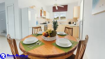 Villa, 4 Bedrooms, Balcony, Garden View | Dining room