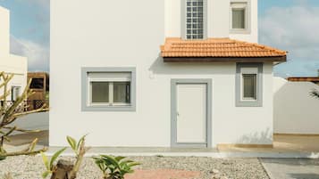 Vila, 4 quartos, sacada, vista para o jardim | Fachada