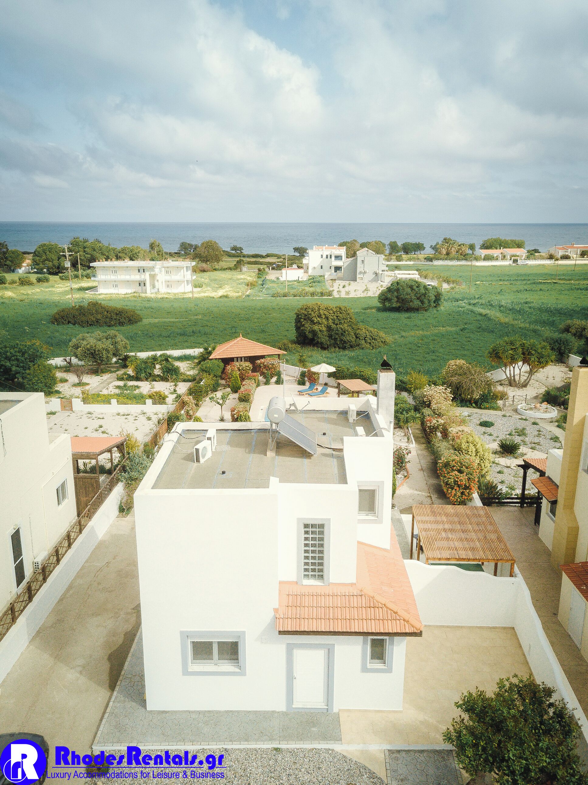 Vila, 4 quartos, sacada, vista para o jardim | Fachada