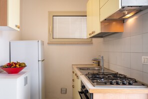 Kühlschrank, Ofen, Herdplatte, Hochstuhl