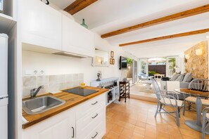 Frigorífico, microondas, placa de cocina y cafetera o tetera