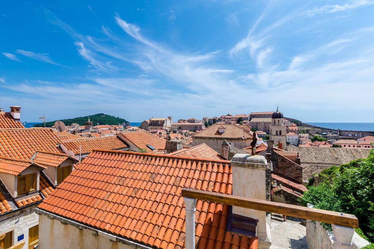 Un poble costaner amb teulades de terrissa i edificis històrics.