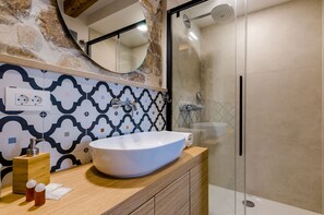 Deluxe Studio (Deluxe Studio Apartment with Balcony) | Bathroom | Shower, towels - Villa Monte Santo by DuHomes (Dubrovnik)