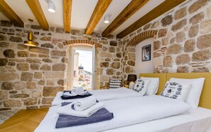 Estúdio luxo (Deluxe Studio Apartment with Balcony) | 4 quartos, berço de viagem, Wi-Fi de cortesia, roupa de cama