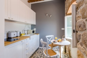 Estúdio premium (Premium Studio Apartment) | Cozinha privada | Geladeira, chaleira elétrica