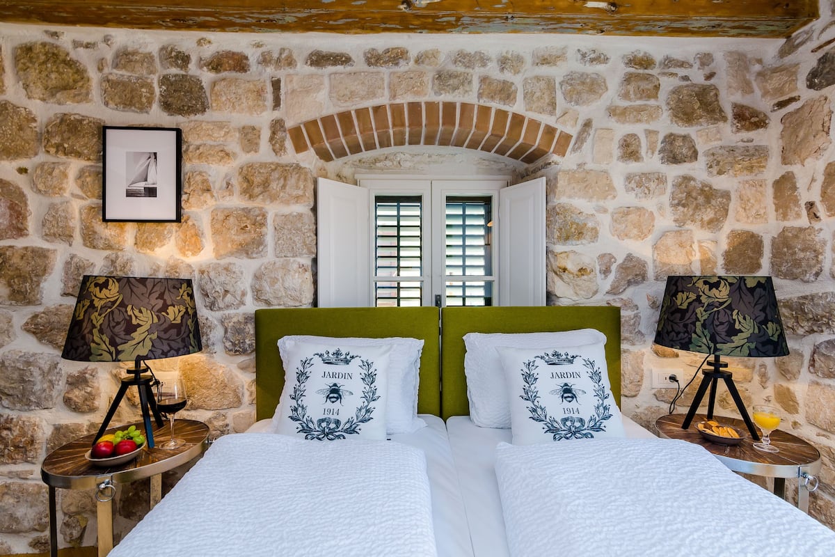 Doppia Premium (Premium Double Room with City View) | 4 camere, culla da viaggio, Wi-Fi gratuito, lenzuola
