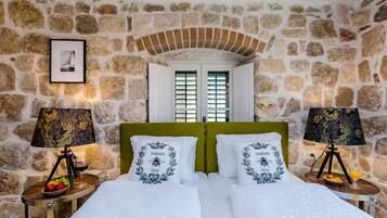 Premium Double Room (Premium Double Room with City View) | 4 bedrooms, travel cot, free WiFi, bed sheets