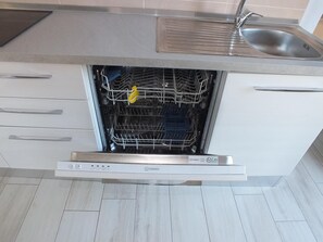 Refrigerador, horno, placa de cocina, lavavajillas