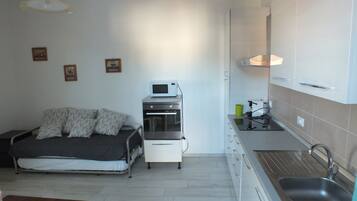 2 bedrooms, iron/ironing board, bed sheets