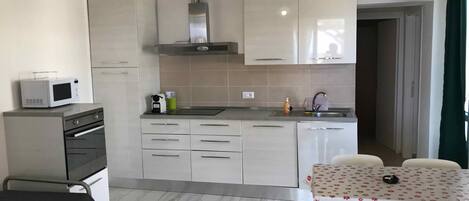 Fridge, oven, stovetop, dishwasher