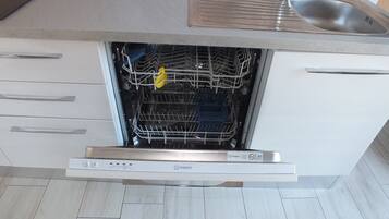 Frigorifero, forno, piano cottura, lavastoviglie