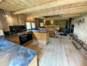 Refrigerador, horno, parrilla de estufa y cafetera y tetera