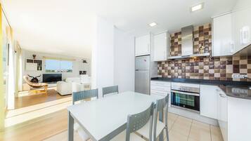 冷蔵庫、電子レンジ、オーブン、コンロ