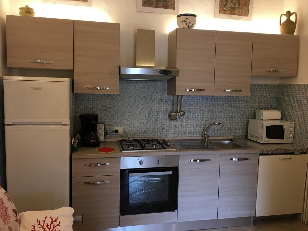 Wasserkocher mit Kaffee-/Teezubehör, Kühlschrank, Mikrowelle, Ofen